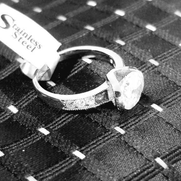 New‎ stainless steel ring with CZs size 7 - Picture 6 of 7